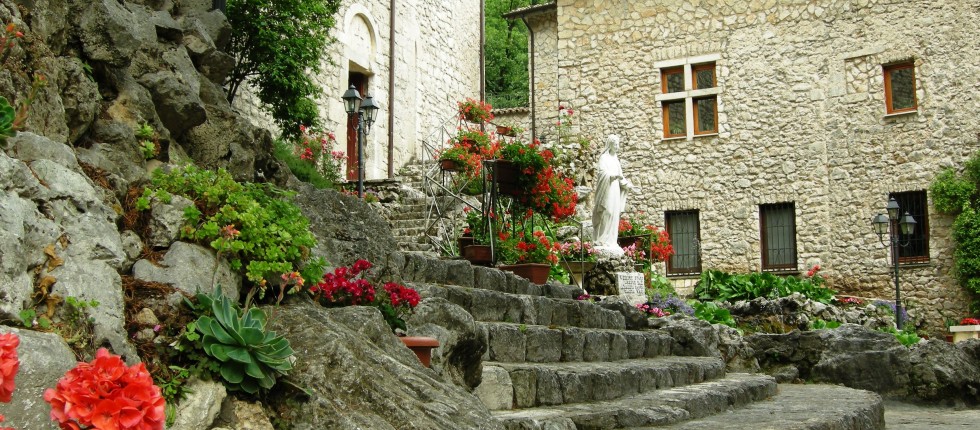 Antico monastero benedettino costruito a picco sul fiume, un ampio piazzale retrostante cinto da claustri scoperti, con una sorgente nel mezzo.