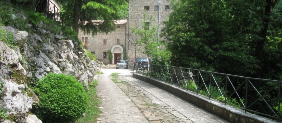 Immersa nel verde dei boschi della valle San Luca, in un atmosfera di pace e tranquillità