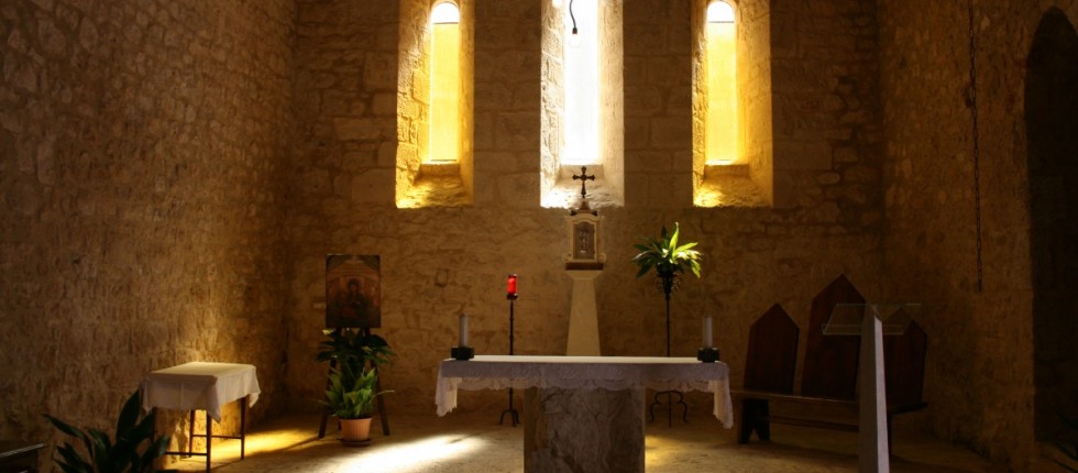 Costruita all'epoca del passaggio di San Benedetto a Guarcino tra il 520 e il 528. La Chiesa è snellita da eleganti bifore e trifore.